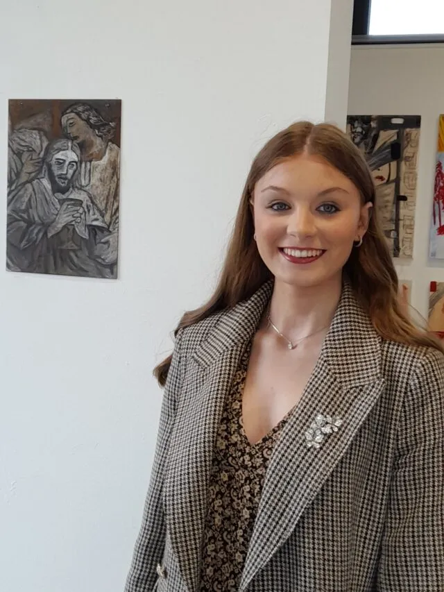 marie-murphy-sligo-art-student-pictured-smiling-in-art-gallery