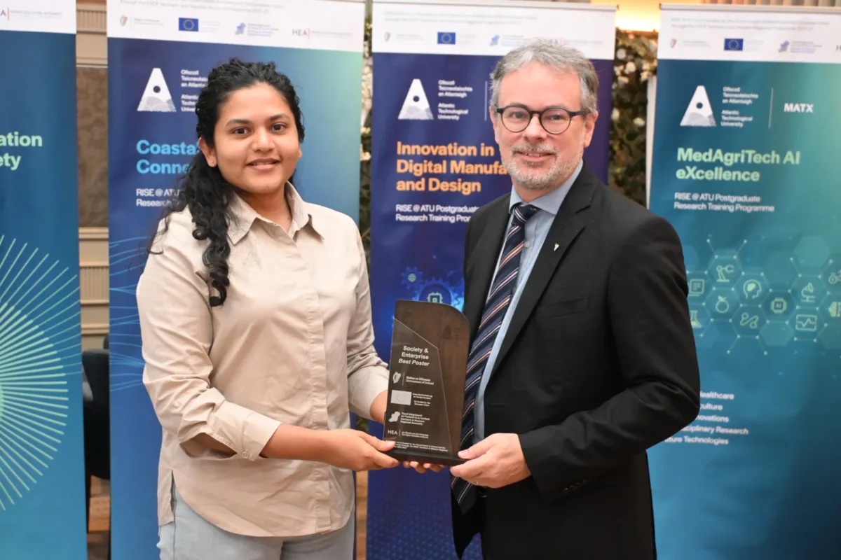 Female student Kithmini Gamage receiving award from CEO of Research, Innovation, and Engagement
