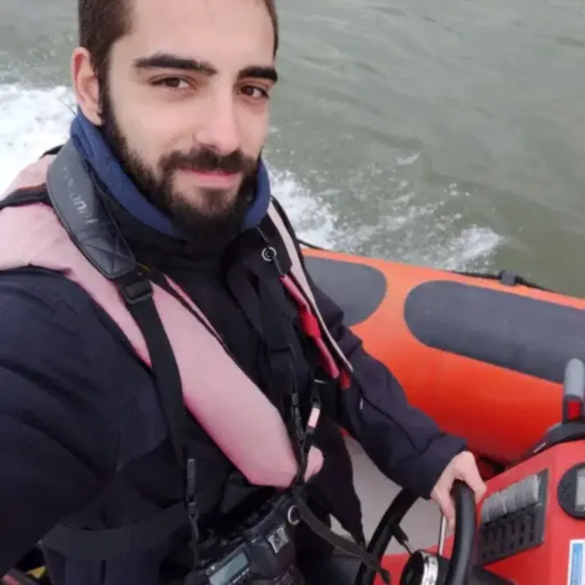 Miguel Blázquez steering boat